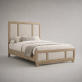Holzbett mit Baumwollpolsterung und Kissen Beige
